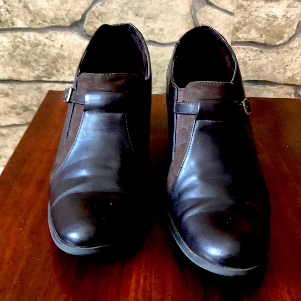 Naturalized brown dress shoe in size 8